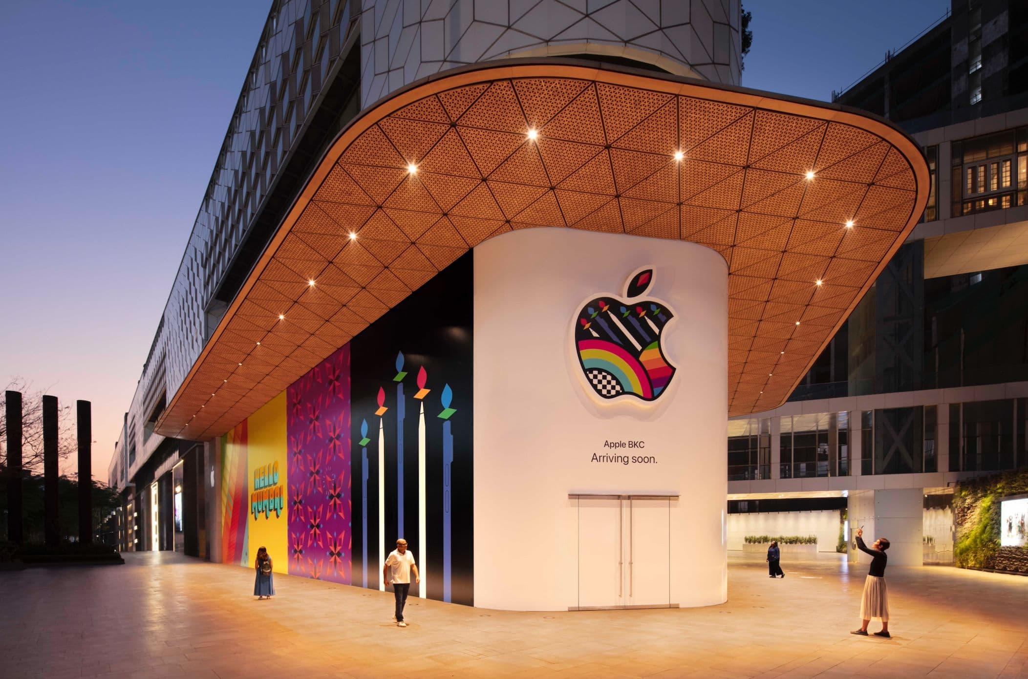 Apple’s First Indian Store Opens in Mumbai, and It’s a Stunner
